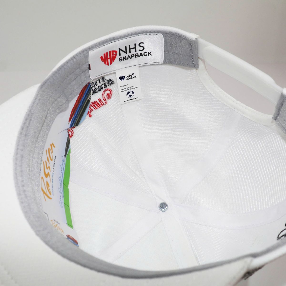 Lót trong mũ SW003 có nhãn NHS Snapback