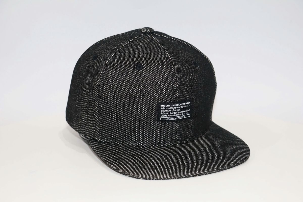Mũ snapback jean Under Jean X3 xám đen nhìn chéo phía trước